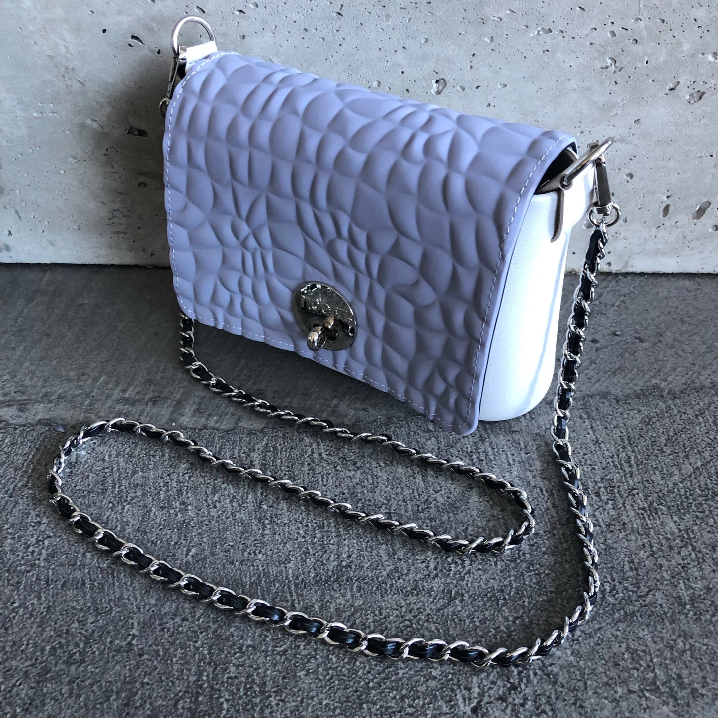 Periwinkle on White with Interwoven Chain